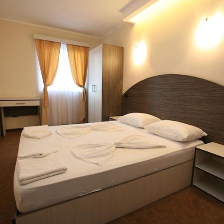 Vilaelenamarko Будва Екстериор снимка